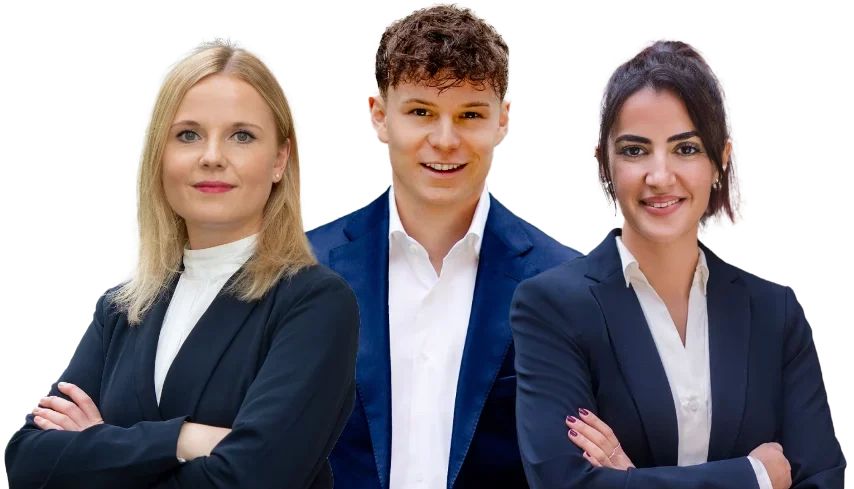 Drei junge, sympathische Mitarbeiter:innen des SH+C Teams