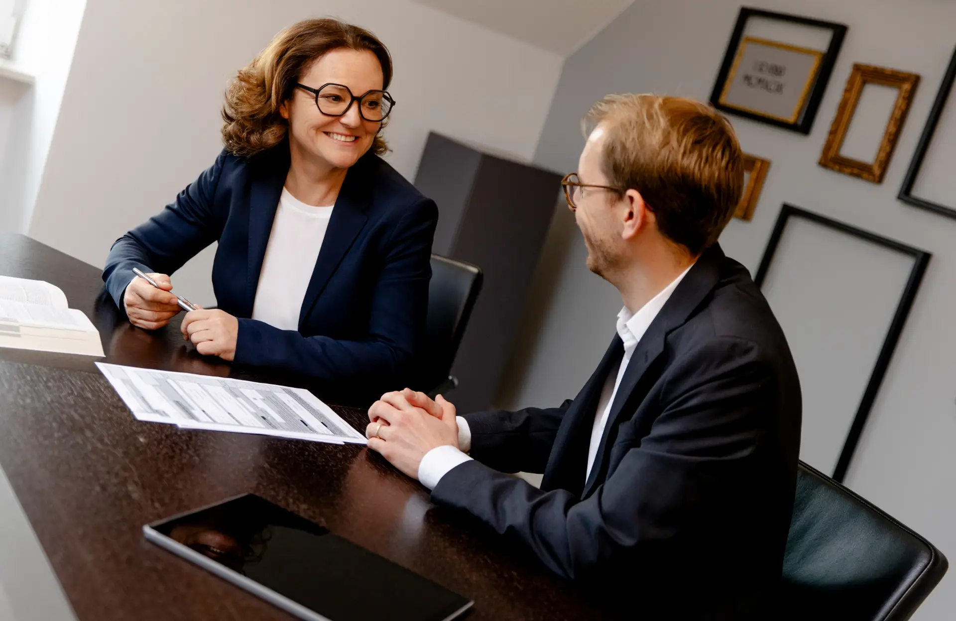 SH+C Steuerberater Claudia Breitschaft und Maximilian Kinner im Gespräch am Konferenztisch.