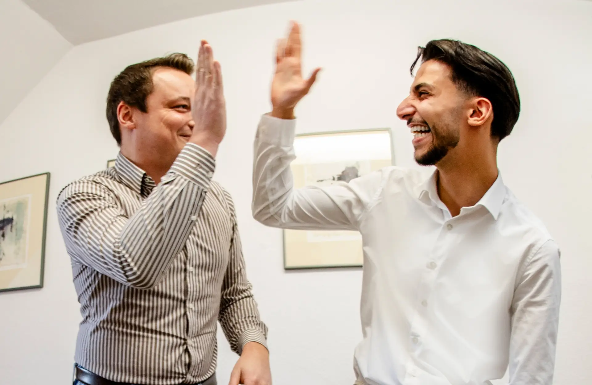 Ein unwiderstehliches Lachen - Zwei fröhliche Teammitglieder von SH+C verbreiten gute Laune.