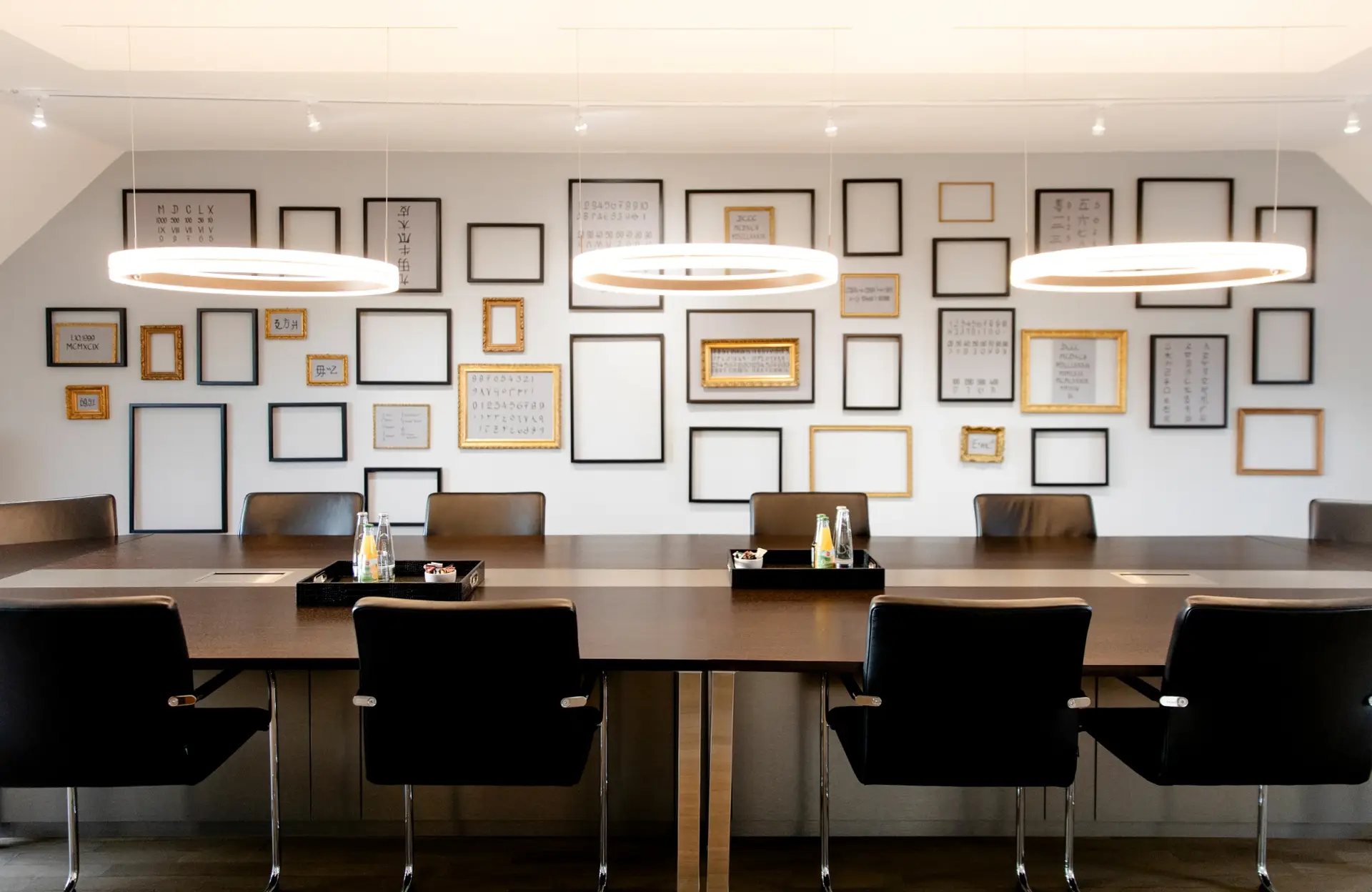Der Konferenzraum von SH+C mit seinen stylischen Rundlampen und der Typografie-Bildgalerie strahlt Wohlfühl-Atmosphäre aus.
