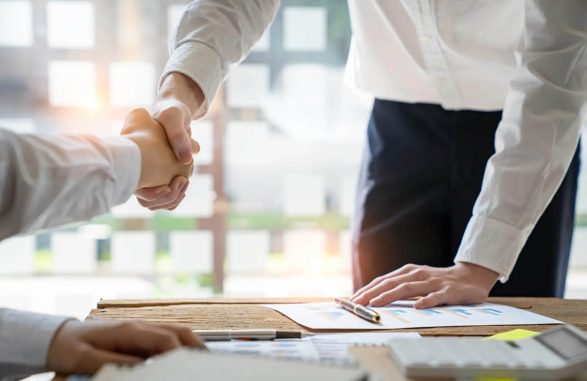 Handshake zwischen zwei Business-Partnern