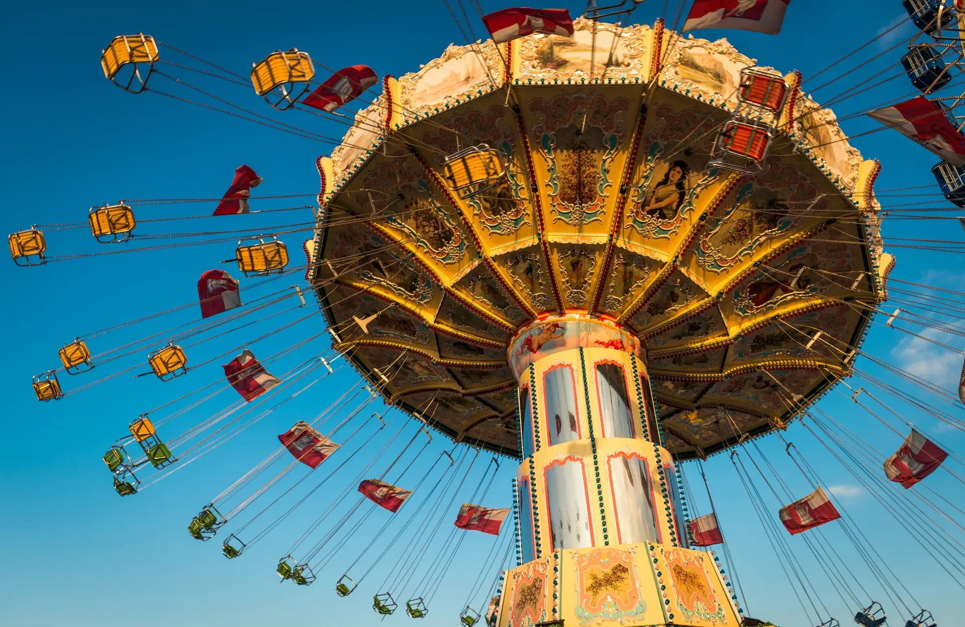 Klassisches Karussell vor blauem Himmel