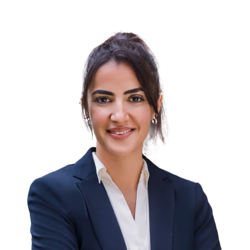 Meryem Sultanoglu in blauem Blazer und weißer Bluse