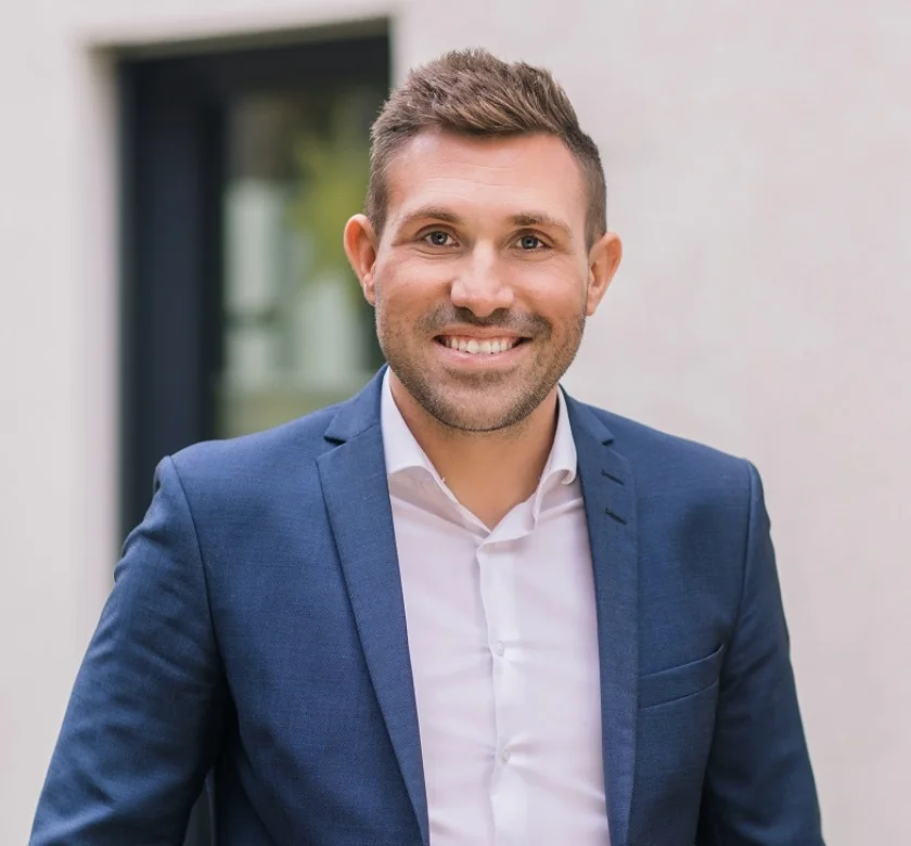 Steuerberater und SH+C Partner Zeno Gerstner in blauem Anzug